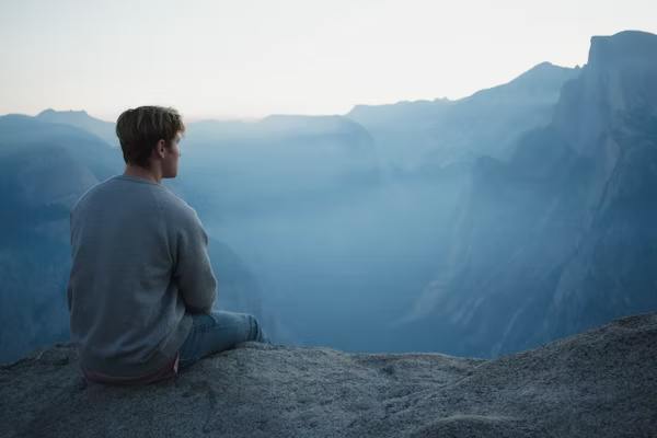 一名男人坐在懸崖處遠眺風景，心想：你以為你看見的是事實嗎？